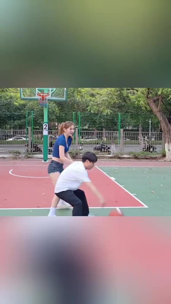 集夢(mèng)會(huì)長(zhǎng)背打一米8的女生，這是真打球??！