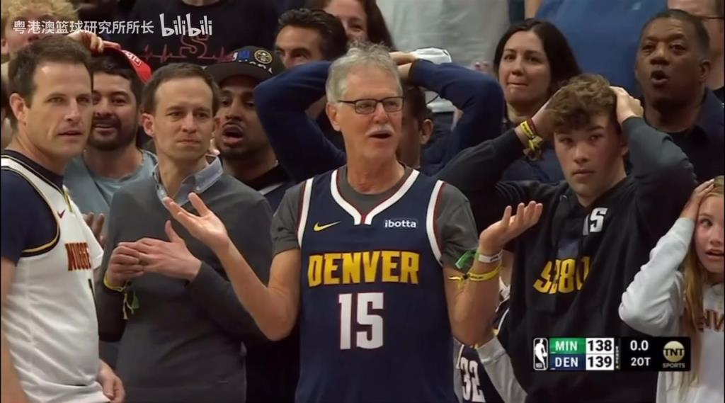 導(dǎo)火索？回顧此前掘金對(duì)陣森林狼，威少送出三分犯規(guī)后的眾生相！