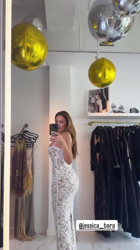 徐娘半老！皮蓬前妻穿吊帶裙自拍，這身材也太炸裂了！