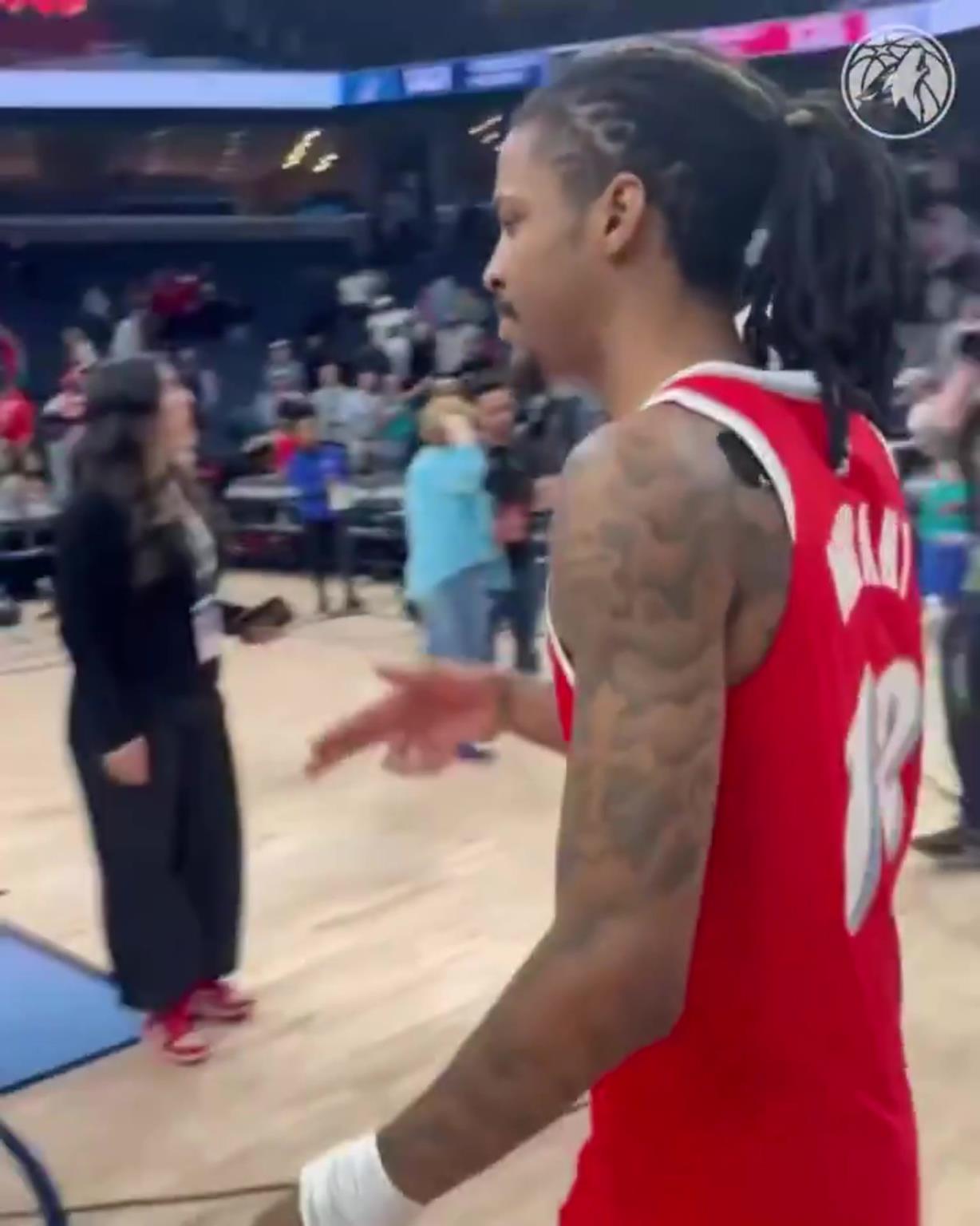 笑死！莫蘭特賽后與華子握手，竟然也是比出“手槍”的手勢(shì)