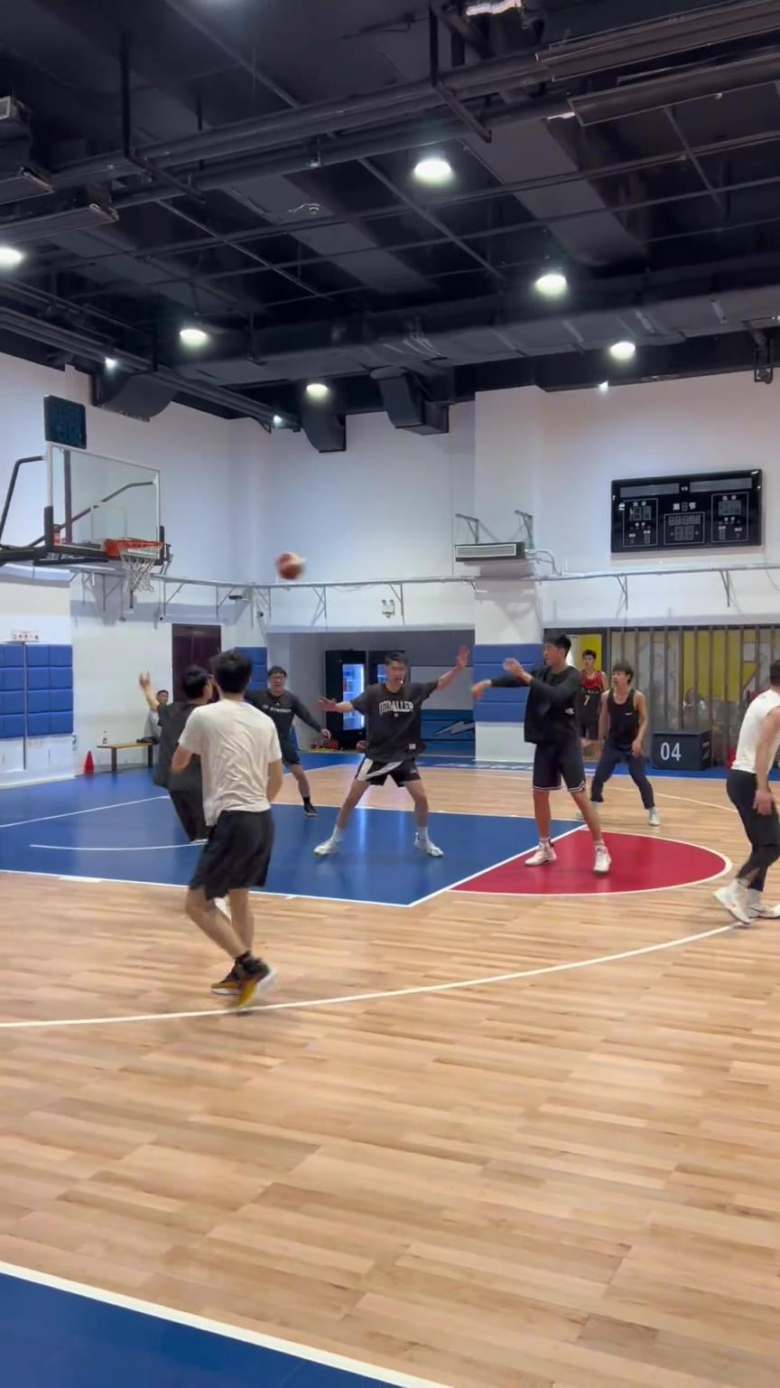 對(duì)手回家后：老婆，我今天在野球場(chǎng)匹配到巔峰馬刺隊(duì)了！