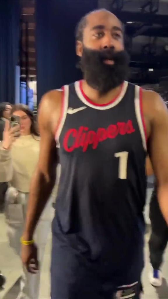 贏了！哈登賽后走回更衣室在球員通道和工作人員一一擊掌慶祝