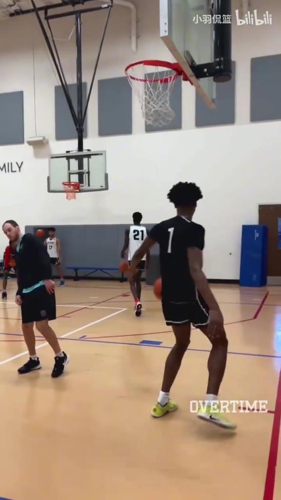 地表最強(qiáng)身體素質(zhì)？阿門扣籃簡(jiǎn)直就像直升機(jī)起飛一樣！