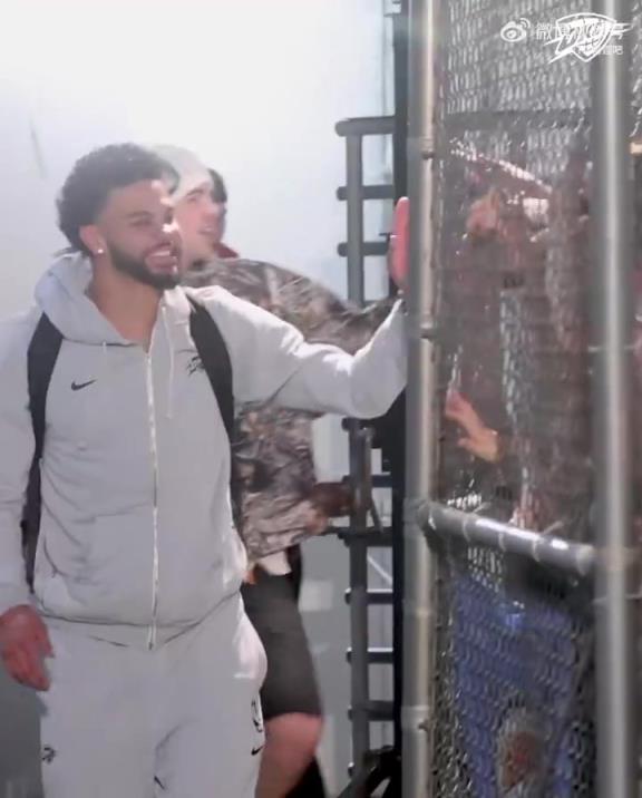 68勝歷史第五傲人戰(zhàn)績(jī)！雷霆全員回到OKC，當(dāng)?shù)厍蛎詿崆榻訖C(jī)