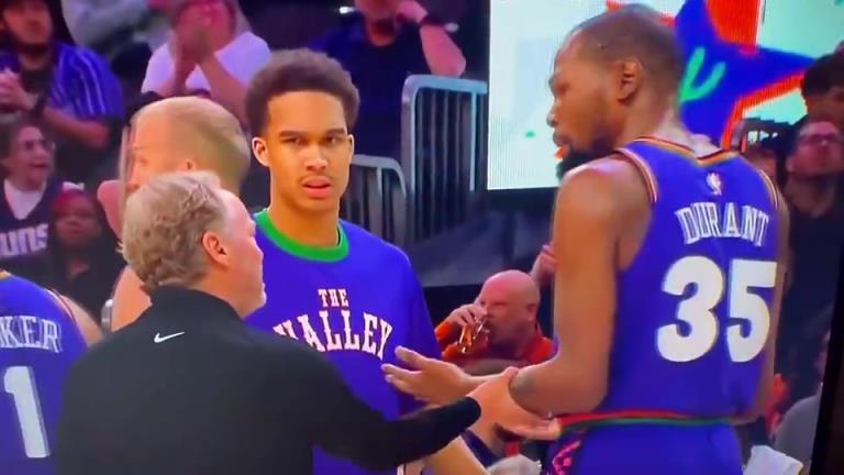 下課導(dǎo)火索？主帥布登此前抓住KD手臂要說什么，被一把甩開！