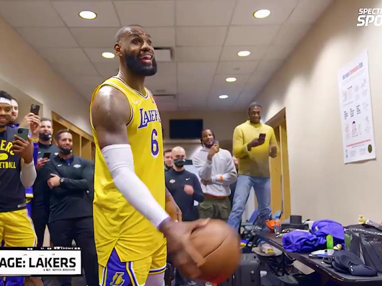 里弗斯絕殺之后湖人隊的更衣室氛圍，簡直不要太和諧?。? style=