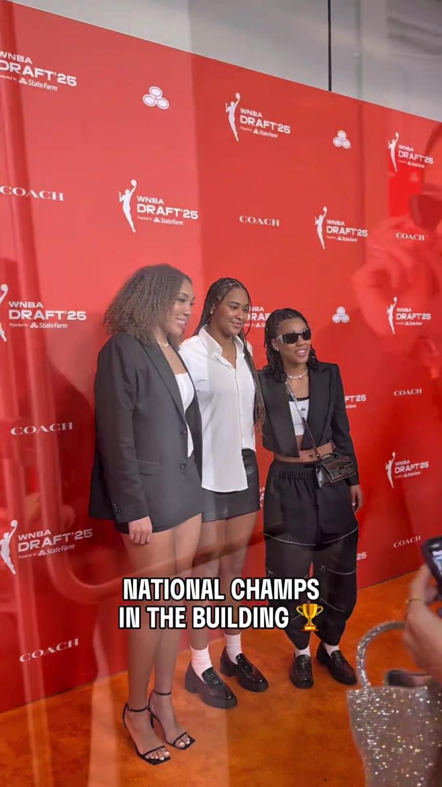 吧友們有喜歡的嗎？WNBA選秀大會上，到處都有靚麗的風景線