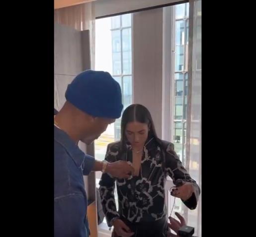 威嫂看到要打人的！威少上手幫WNBA妹子整理胸前的衣服
