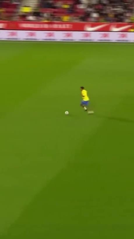 45歲還開掛！小羅再現(xiàn)牛尾巴過人，微笑單挑門將輕松打進